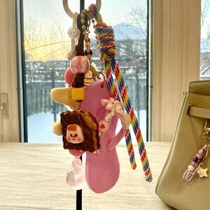 Slippers decorated with pearls and alloy charm